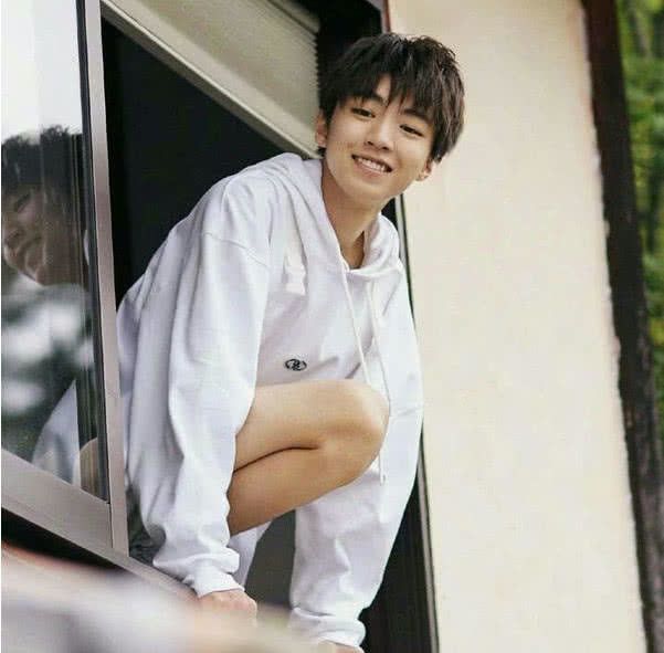 男生靠太近时女生下意识躲避 离男生太近他会有反应嘛