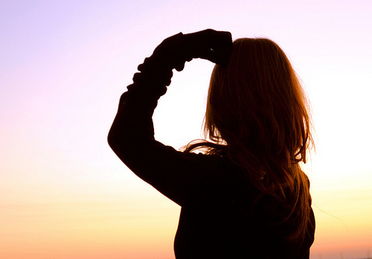 男生静静盯着一个女生看 男生毫不掩饰的盯着你看