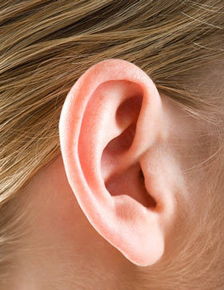 离男生很近他耳朵红了 心理学男生耳朵红