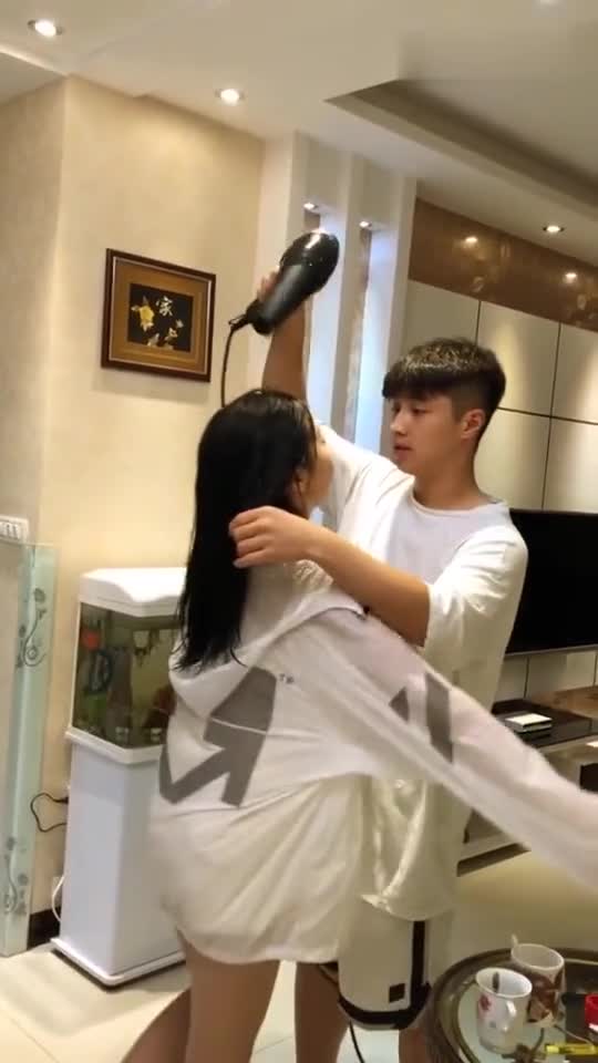 给你吹头发的男人就嫁了吧 一个男人愿意给你吹头发