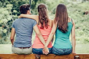 老公不敢让看手机就是出轨了 老公频繁和一个女人联系算出轨吗