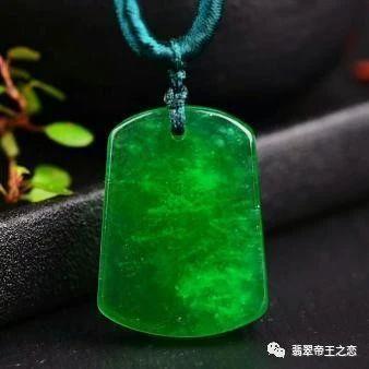 翡翠无事牌适合男人戴吗 女士佩戴无事牌的禁忌