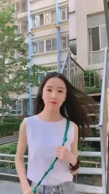 老公当你面盯着别的女人看 男朋友总是瞟别的女人