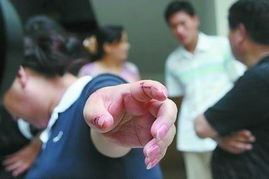 老婆梦见狗咬老公谁会不顺利 妻子梦见狗咬丈夫怎么办