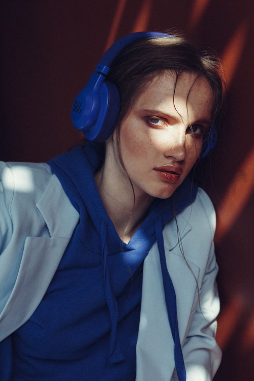 能驾驭宝蓝色的女人 蓝色一般人驾驭不了