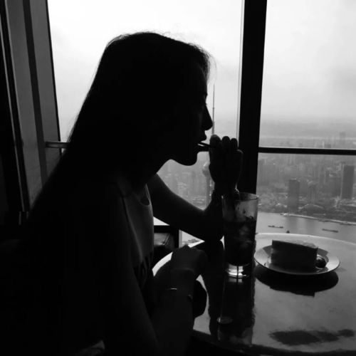 自带淡漠疏离的高冷女生 安静且距离感强的女孩