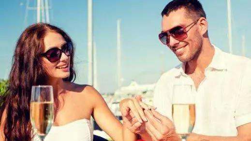 老男人爱小三的表现 男人真的很爱情人的表现