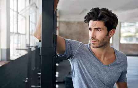 老男人暧昧你的表现 闷骚男感情沦陷的表现