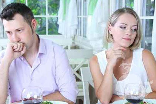 能到老公和别人暧昧 梦见老公在手机上聊暧昧