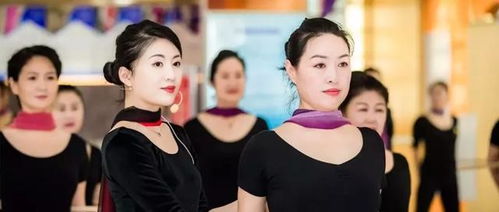 说话总能一语惊人的女人 谈吐很有水平的女人