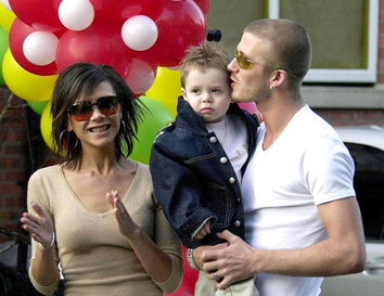 贝克汉姆妻子简介 贝克汉姆的7个孩子是谁的