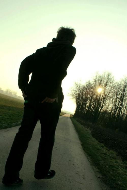 赞美男人背影的句子 赞美一个男人背影气质的词语