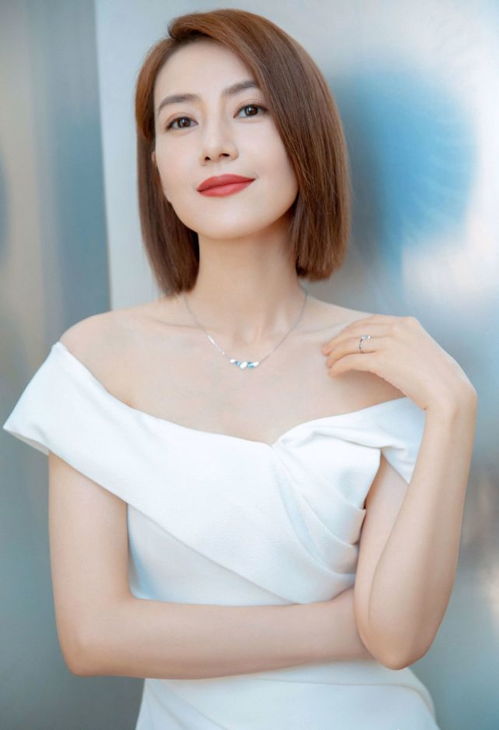 赞美女人露肩的句子 描写香肩半露的诗句