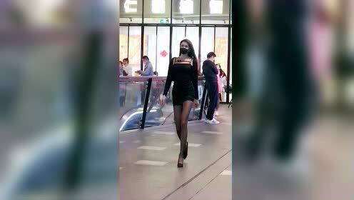 走路很有气势的女人 走路腰板特别直的女人
