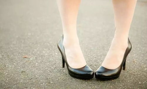 走路内八字的女人命运 走路内八的女人不能娶