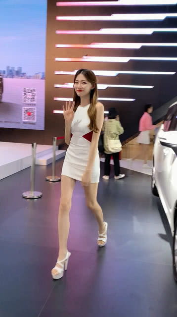 走路带风的女人给男生的感觉 走路特别有劲的女孩