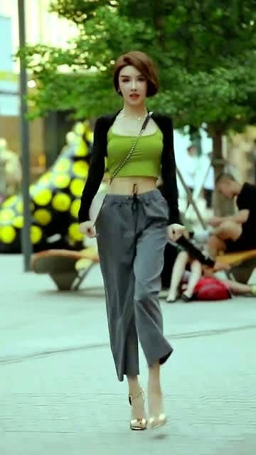 走路腰板特别直的女人 走路很有气势的女人