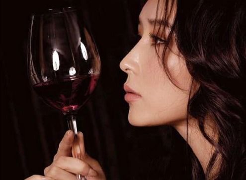 酒桌上敢喝酒的女人 酒桌上判断男生暗恋你