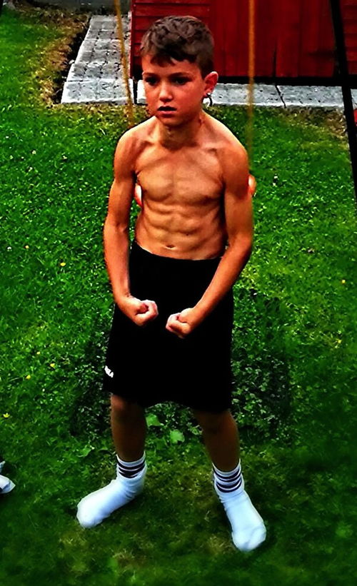 高情商夸男生的腹肌 赞美男生有腹肌的词