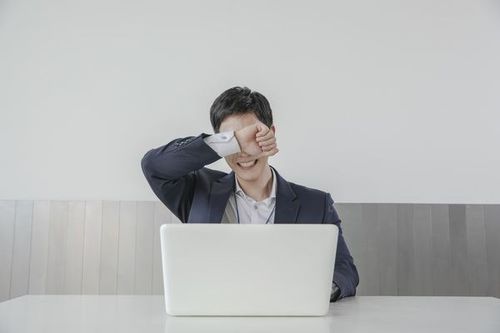 当一个男人哭了说明什么(男人哭了 代表什么)