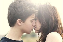 接吻的时候男生为什么会出汗(男友接吻时出汗正常吗)