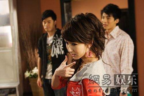 爱情公寓是模仿老友记吗(《爱情公寓》的剧情是根据《老友记》翻拍的吗)