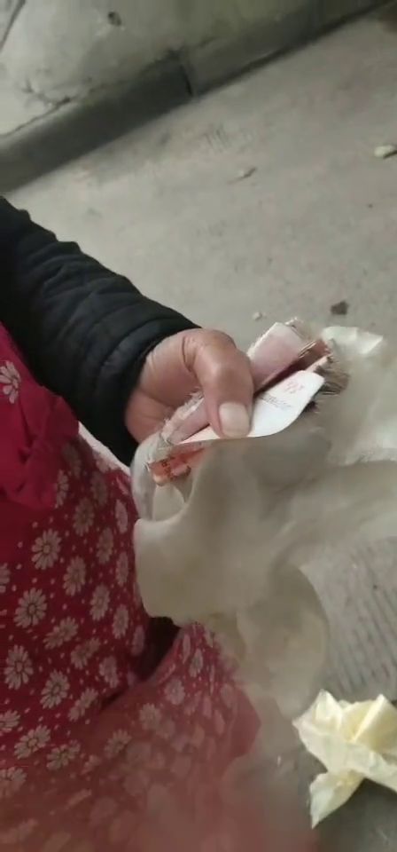 被男生拉到没人的地方怎么办(被一个男生拉到没人的地方摸)