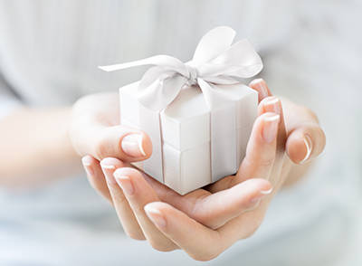 见女生第一面送什么礼物(第一次见女朋友送什么礼物)