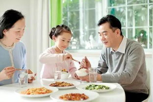 饭桌上男人给女人夹菜什么意思(一个桌吃饭。男生主动给一个女生夹菜代表什么)