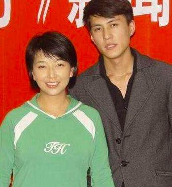 靳东第一个老婆叫什么(靳东的现任妻子是谁)