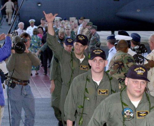 飞行员王伟妻子再婚了吗(飞行员王伟牺牲19年后,他的妻儿现状如何)