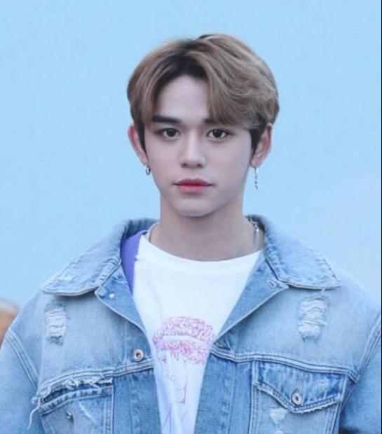 黄旭熙的女朋友长什么样子(黄旭熙被曝同时私联多位女粉丝,他的私生活到底有多混乱)