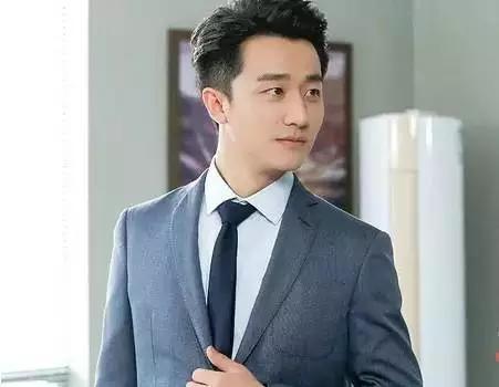 黄轩女朋友是干什么的(黄轩冷脸独自走疑跟女友吵架,他的女友有何背景)