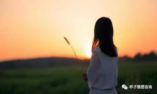 分手后女生不可能复合的表现 女人在等你挽回的表现
