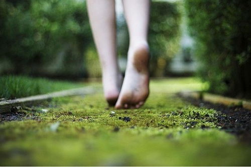 单身女人梦见自己赤脚 女人梦见光脚是什么预兆