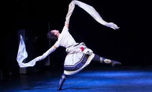 夸男人会跳舞的赞美词 男人的舞姿优美韵味十足