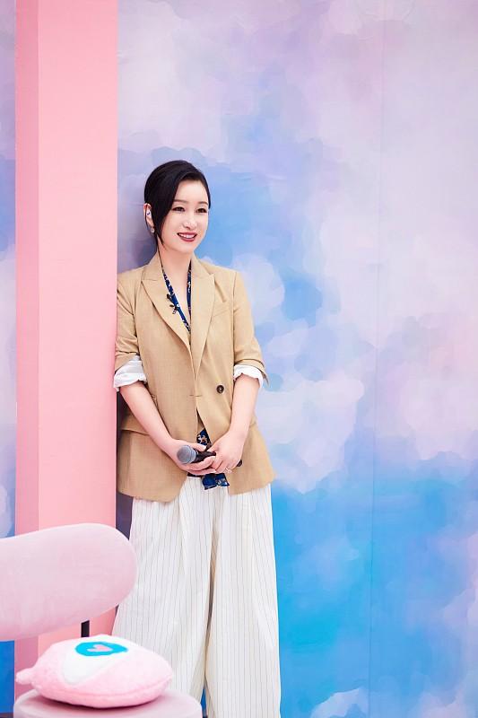 夸女人干练和气质的话 形容干练优雅的女人