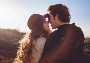 女人主动碰你3个地方说明喜欢你 女生喜欢你20个暗示