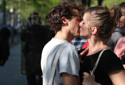 女人主动去抱一个男人好吗 女人主动拥抱一个男人意味什么