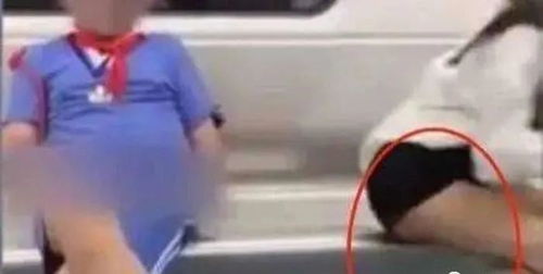 女人偷笑高情商回复 偷笑表情暗示什么