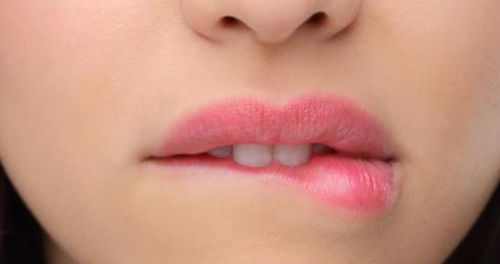 女人对你抿嘴代表什么 女人抿嘴心理学暗示什么