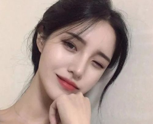 女人微信送男人二朵玫瑰花 女人给男人发2支玫瑰花