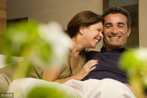 女人很崇拜一个男人说明 男人更容易爱上崇拜他的女人