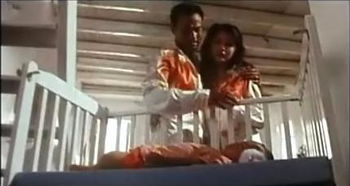 女人打架抱在一起 女人打架抱在一起翻滚