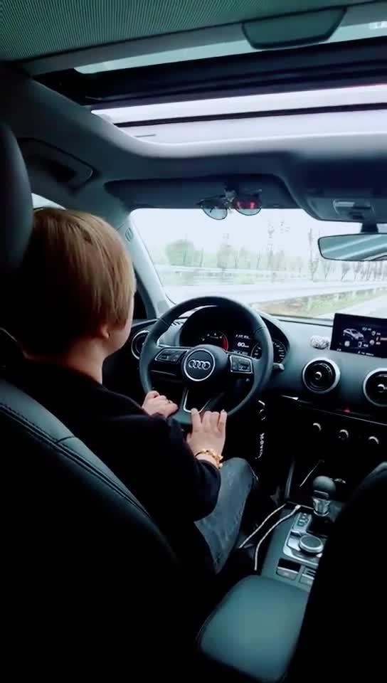 女人握方向盘霸气短句 自己紧握方向盘说说