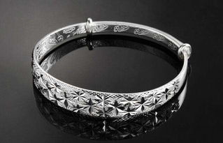 女人戴金手镯戴哪个手比较好 女人银镯子的正确戴法