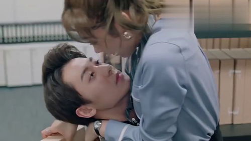 女人抱着男人脖子撒娇 女生搂男生脖子不拒绝