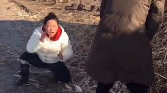 女人梦见蹲在茅坑上小便 女人梦见小便旁边还有人