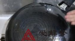 女人梦见锅破了大窟窿 梦见锅底破了一个窟窿