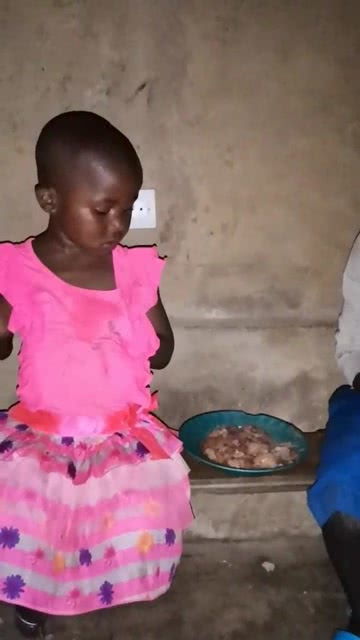 女人直勾勾盯着男人看 女生眼神直勾勾盯着男生看